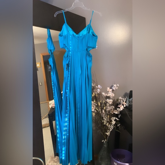 Teal Pleated Side Cutout Express Maxi Dress - Picture 11 of 13